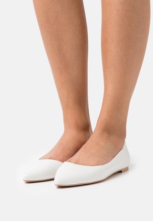 Witte leren ballet flats met een spitse neus, een minimalistisch ontwerp en een platte zool. Zachte textuur en geen zichtbare hardware of accenten.
