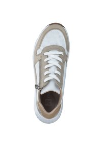 Weiße und beige Sneaker mit strukturiertem Obermaterial, durchlässigen Abschnitten, flachen Schnürsenkeln und einem seitlichen Reißverschluss. Runde, gepolsterte Sohle.