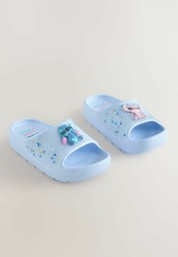 Șlapi cu talpă de cauciuc, de culoare albastru deschis, cu accente cu personaje de desene animate, design cu degete deschise și un model stropit pe suprafața superioară.