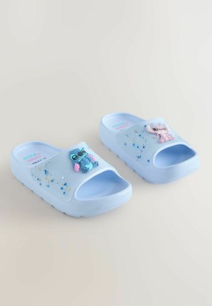 Lyseblå gummisandaler med skridsikre såler, prydet med tegneseriefigurer, åben tå og et spraglet mønster på Overfladen.
