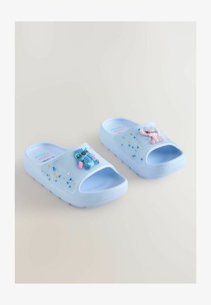 Jasnoniebieskie gumowe klapki na zjeżdżalnię z akcentami postaci z kreskówek, otwartym noskiem i cętkowanym wzorem na górnej powierzchni.