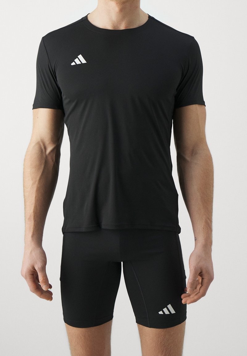 Camiseta deportiva negra de manga corta y cuello redondo, hecha de un material ligero. Presenta el logo blanco de Adidas en el pecho.