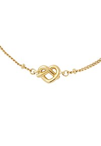 Bracciale in oro con un pendente a forma di cuore attorcigliato, caratterizzato da una superficie liscia e da una delicata catena, accentuata da piccoli anelli.