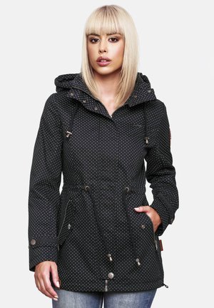 Veste noire à pois avec capuche, taille à cordon de serrage et poches avant. Possède des éléments en métal argenté et un tissu doux et texturé.