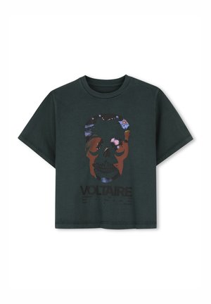 T-shirt vert foncé à manches courtes avec un grand graphisme coloré de crâne et le mot "VOLTAIRE" imprimé sous le crâne à l'avant.