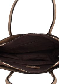 Borsa a mano in pelle color cuoio con fodera interna in tessuto marrone, chiusura con zip e tasche interne. Esterno liscio, manici doppi e dettagli in metallo dorato.