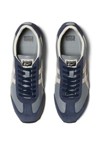 Modré a šedé tenisky s texturovaným povrchem, vybavené polstrovaným límcem, námořnickými tkaničkami a kontrastním bílým logem a pruhy.