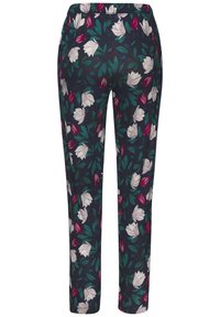 Pantalones con estampado floral que presentan un fondo azul marino oscuro, cinturilla elástica y una mezcla de flores blancas y burdeos con hojas verdes.