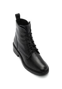 Botas de tobillo de cuero negro con un acabado liso, punta redonda, cordones en la parte delantera y una suela texturizada. Presenta un tirador en la parte trasera para facilitar su puesta.