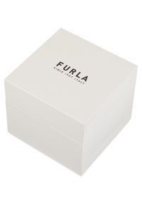 Valge pappkarp sileda tekstuuriga, mille peal on must trükitud logo, mis ütleb "FURLA SINCE 1927 ITALY".