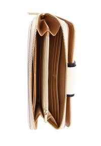 Cartera con cremallera en cuero color crema y marrón claro con múltiples compartimentos, incluyendo un bolsillo central con cremallera y ranuras para tarjetas; acentos en dorado.