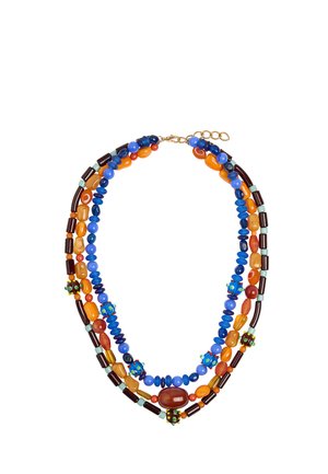Trzyrzędowy naszyjnik z koralików z niebieskimi, pomarańczowymi, brązowymi i turkusowymi nieregularnymi i okrągłymi koralikami, ozdobiony dekoracyjnymi wielokolorowymi koralikami akcentującymi.