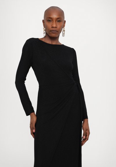Vestido negro de manga larga cruzado con un sutil brillo, que presenta un detalle fruncido en el costado y una silueta elegante.