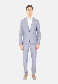 Abito a righe sottili azzurro chiaro realizzato in tessuto texture, con giacca a un bottone e pantaloni affusolati, abbinato a una camicia bianca.