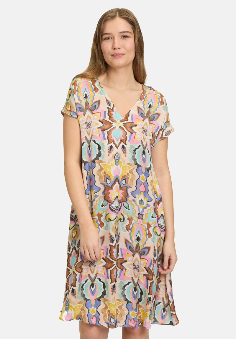 Kurzarm-V-Ausschnitt-Kleid aus leichtem Stoff mit einem mehrfarbigen geometrischen Blumenmuster in Rosa, Blau und Braun.