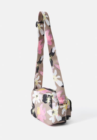 Borsa a tracolla floreale con sfondo beige, caratterizzata da fiori rosa, bianchi e neri. Include una chiusura con zip e una tracolla regolabile.