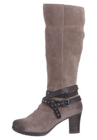 Bottes en suède haute jusqu'au genou de couleur gris clair, ornées d'une épaisse sangle en cuir noir avec des clous en argent et d'un talon carré pour la stabilité.