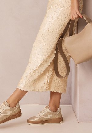Trainers - gold