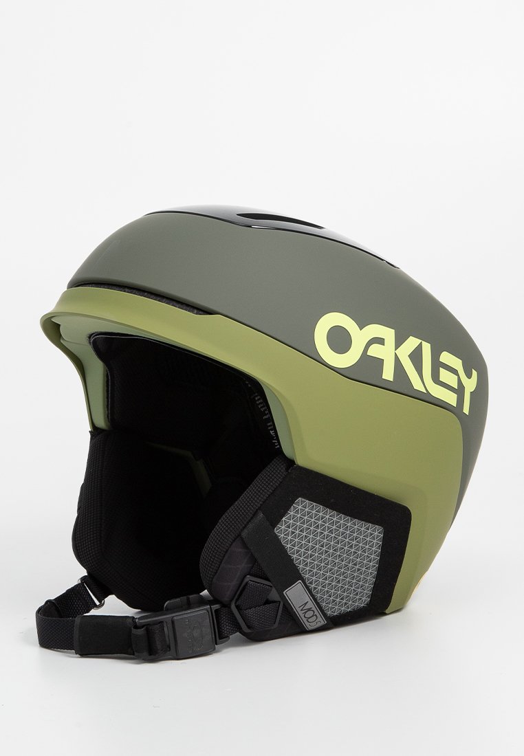 Casco da sci Oakley in verde oliva opaco e nero, caratterizzato da una vestibilità aderente, cinturino regolabile e design ventilato per una buona traspirabilità.