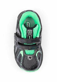 Zapatilla negra y verde con parte superior de malla, cuello acolchado y cierre de velcro. Presenta una suela texturizada y acentos reflectantes en los laterales.