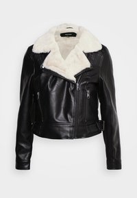 Chaqueta de cuero negra con un cuello de piel sintética color crema, cremallera delantera asimétrica y dos bolsillos con cremallera. Diseño corto y ajustado con hebillas laterales.