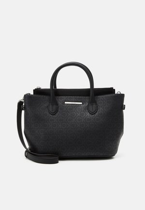 Sac à main noir Calvin Klein avec doubles poignées, bandoulière amovible et motif subtil répétitif du logo "CK".