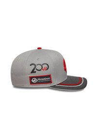 Szara czapka z zakrzywionym daszkiem, wyróżniająca się czerwonymi akcentami, logo "200" oraz czarną i czerwoną łatą "MoneyGram Haas F1 Team".