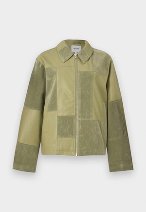 Φυστικί δερμάτινο μπουφάν πατςγουορκ με πλήρες φερμουάρ μπροστά, γιακά, μακριά μανίκια και δύο πλαϊνές τσέπες, με ετικέτα Topshop.