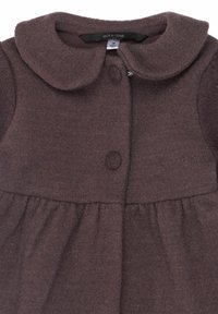 Pletené šaty v tmavej šeříkovej farbe s okrúhlym golierom, predným zapínaním na gombíky a zberaným pásom pre rozšírenú sukňu. Mäkka textúra.