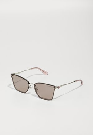 Katzenaudi-Sonnenbrille mit grau-braunen Gläsern, silbernem Metallrahmen und pinkfarbigen Akzenten an den Bügelspitzen. Mit einem dekorativen Kristall am Rahmen.