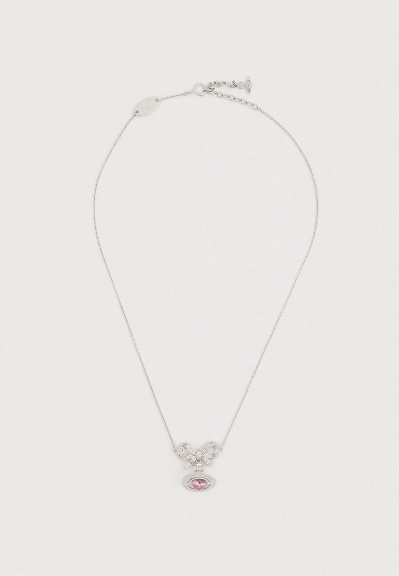 Strieborný náhrdelník s motívom mašle, doplnený ružovým drahokamom a malými čírymi kryštálmi. Reťaz má nastaviteľnú sponu.