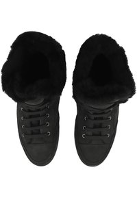 Zwarte hoge sneakers met een zachte zwarte voering, voorzien van metalen oogjes, veters en een gladde suède stof. Dikke, vachtachtige kraag aan de bovenkant.