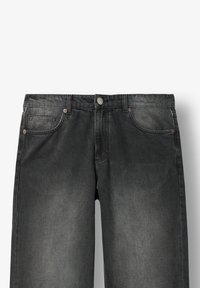 Svarte denimjeans med en falmet finish. Kjennetegn inkluderer knappelukking, fem lommer og kontrasterende søm.