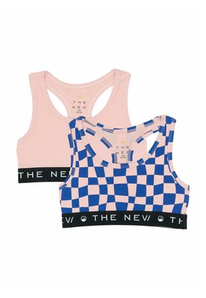 Dwie sportowe staniki dla dzieci z wycięciem na plecach; jeden w jednolitym jasnoróżowym kolorze, drugi w różowo-niebieską kratkę, oba z czarnymi elastycznymi taśmami z napisem "THE NEW."