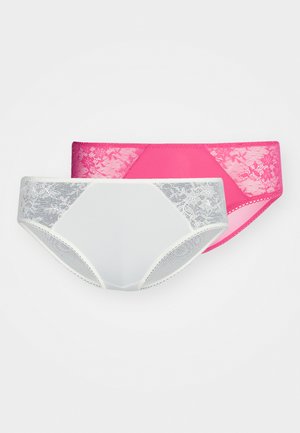 Twee paar damesondergoed: één wit met kantaccenten en één roze met een kantelastiek, beide met een gladde stoffen afwerking.