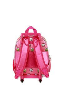 Roze rugzak op wielen met een glanzende afwerking, gewatteerde banden en een patroon van Hello Kitty en kikkers. Inclusief een handvat aan de bovenkant voor makkelijk dragen.
