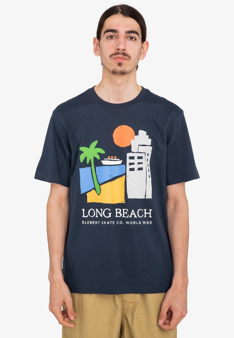 Navyblauwe katoenen T-shirt met een grafisch ontwerp van een palmboom, zon en gebouwen, met de tekst "LONG BEACH" in het wit aan de onderkant.