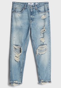 Ljusblå denimjeans med en distressed design som innehåller flera trasiga områden, fransiga kanter och en standardlayout med fem fickor.