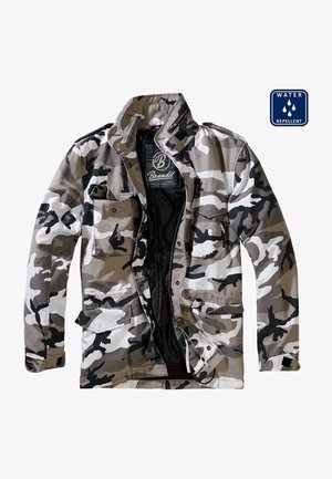 Camo-jack met een combinatie van grijze, zwarte en witte patronen; voorzien van een ritssluiting, meerdere zakken en waterafstotend materiaal.