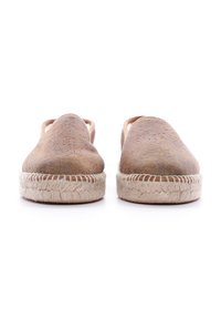 Espadrilles marrones de ante sin cordones con suela de yute trenzada, punta redondeada y un diseño minimalista. Parte superior texturizada con acabado suave.