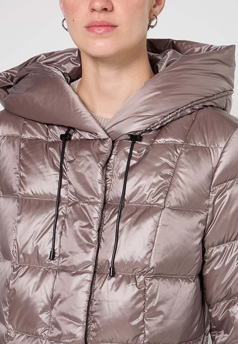 Puffige, gesteppte Jacke in einem gedämpften Rosaton, mit Kapuze, Kordelzugverschluss und seidigem Material mit kontrastierenden schwarzen Beschlägen.