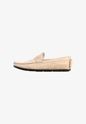 Mocassin pour homme en daim beige avec semelle en caoutchouc noire, couture mocassin sur le bout et design sans lacets.