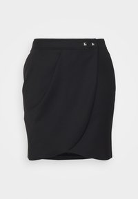 Svart blyertskjol i strukturerad tyg med vridet mönster och två metalliska detaljer vid midjan. Har en figurnära silhuett.