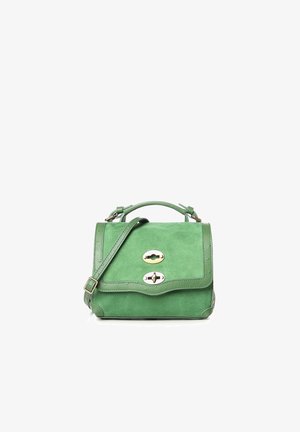 Bolso de mano verde de cuero con asa superior, correa de hombro ajustable y dos cierres giratorios en tono dorado en la solapa frontal.