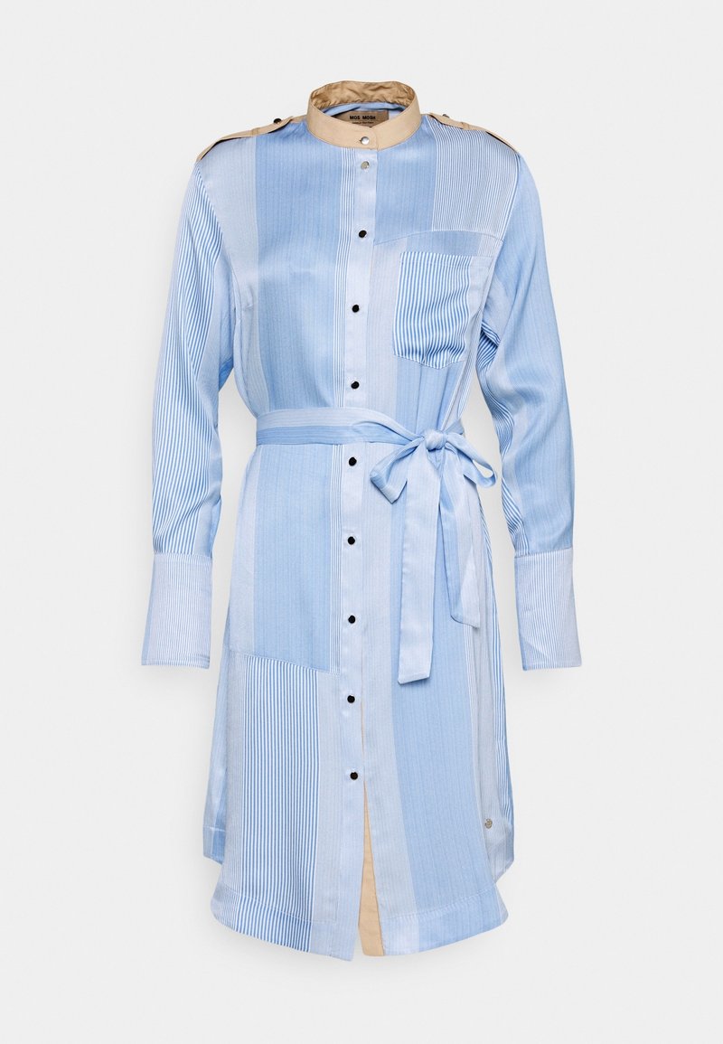 Robe chemise rayée bleu clair avec col beige, boutons noirs, poche poitrine, manches longues et ceinture nouée à la taille.