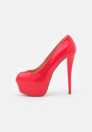 Glänzend roter Plateau-Pumps mit Peeptoe-Design, schlankem Stiletto-Absatz und glatter Oberfläche vor schlichtem weißem Hintergrund.