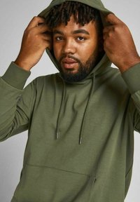 Jack & Jones JJEBASIC HOOD - Džemperis ar kapuci - forest night