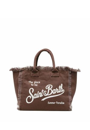 Borsa tote in tessuto marrone con bordi sfilacciati e testo bianco con la scritta "The place to be Saint Barth Summer Paradise" con due manici corti.