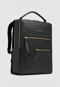 Schwarzer Leder-Rucksack mit goldenen Reißverschlüssen, strukturierter Form, mehreren Fächern und einem oberen Griff. Gepolsterte Schulterriemen für Komfort.