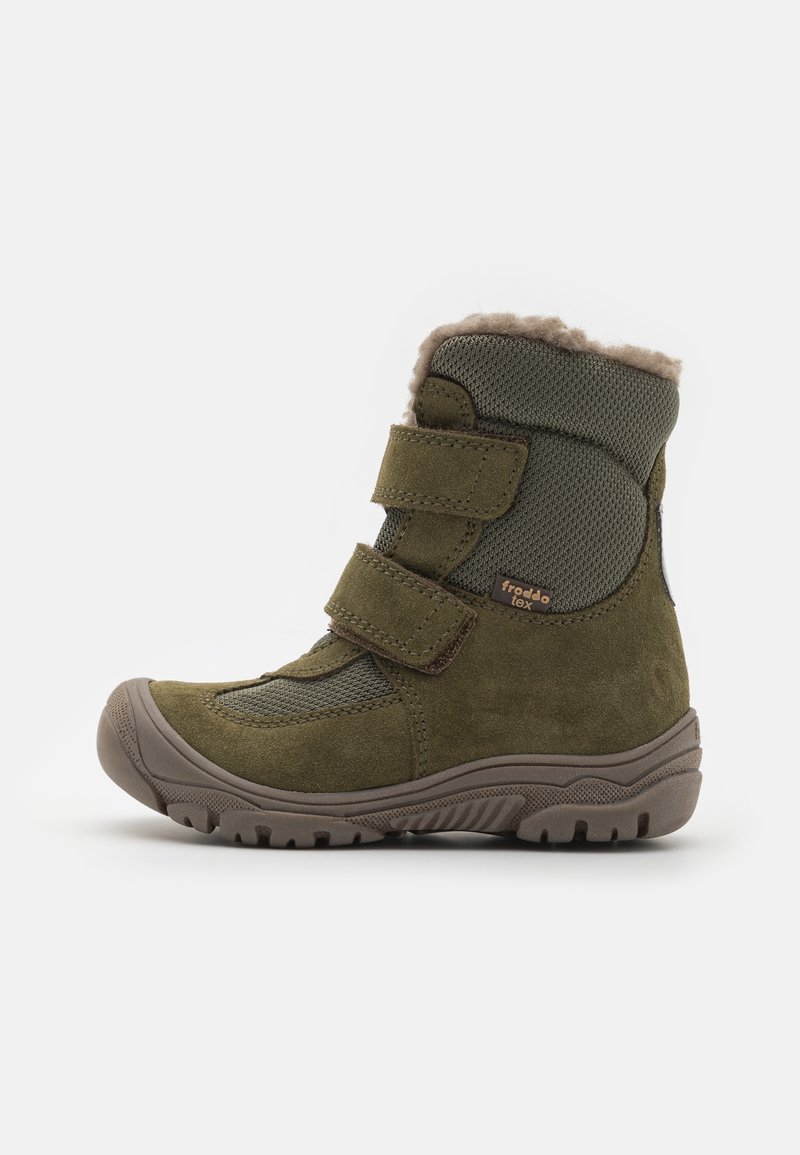 Botte d'hiver pour enfants en vert olive avec deux bandes Velcro, semelle en caoutchouc, tige en mesh et daim, et doublure en polaire.